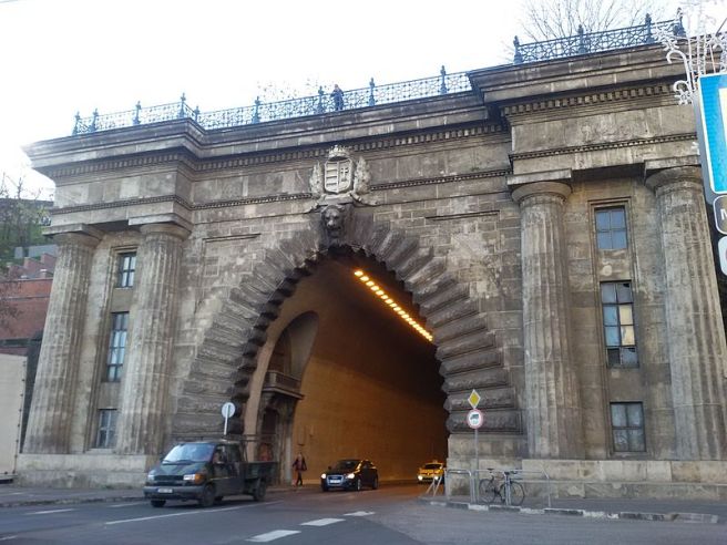 Grand_Arch,_Buda
