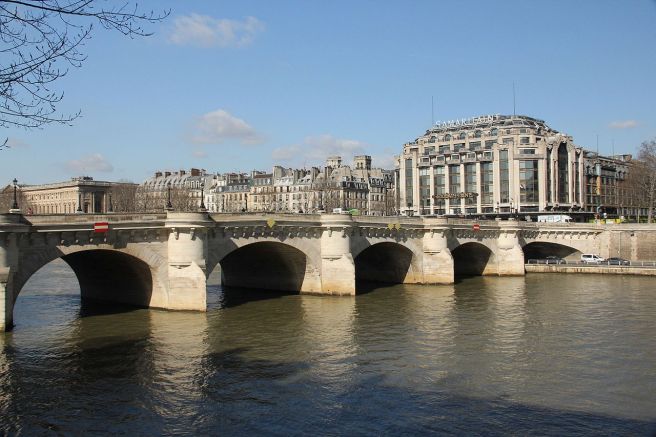 Pont_Neuf_and_La_Samaritaine,_Paris_5_March_2015